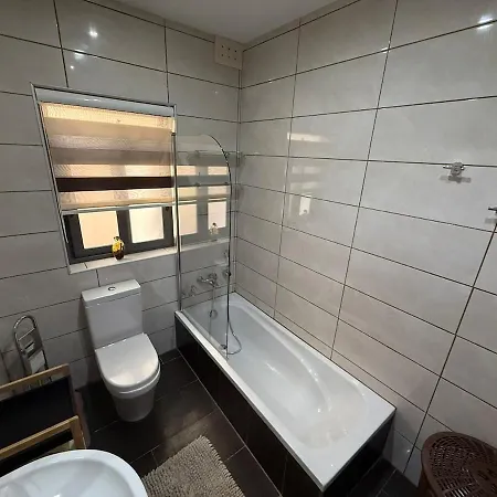 Apartment 3 Bedroom Prime Location Near